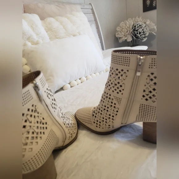 NEW FRANCO SARTO BEIGE BOOTIES SIZE 8.5 - Picture 5 of 10